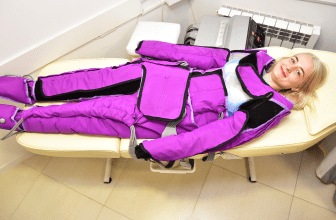 L'image montre une femme bénéficier du Drainage Lymphatique par Pressothérapie