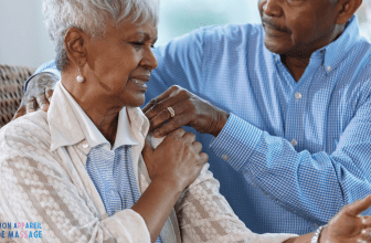 L'image montre une femme souffrant d'un Tendinopathie de l'Épaule