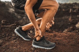 L'image montre un sportif souffrir d'une tendinite à la cheville