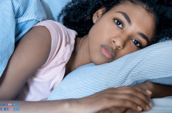 L'image montre une femme se reposant à cause d'une tendinite à l'épaule