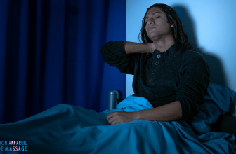 L'image montre comment un homme souffre pour dormir avec une tendinite à l'épaule