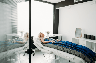 L'image reflète une femme bénéficiant de la pressothérapie en respectant les contre-indication