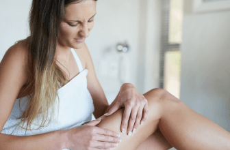 une femme qui constate les dégâts de la cellulite