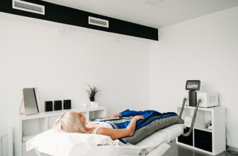 l'image montre une femme jouir d'une séance de pressothérapie