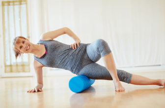 L'image montre une femme pratique du sport et un automassage des jambes