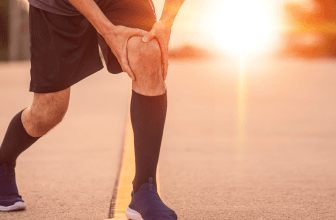 L'image montre un sportif souffrir d'une Tendinite de la Patte d'Oie