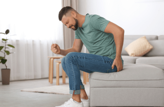 L'image montre un homme souffrir des douleurs du nerf sciatique