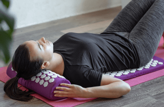 L'image montre une femme profiter de son tapis d'acupression champ de fleurs Mysa