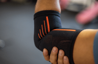 L'image montre une personne avec une tennis elbow attelle