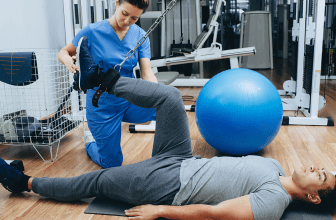 L'image montre une infirmière aider un sportif pour soigner l'ostéochondrite Disséquante du Genou