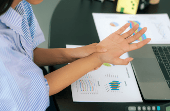 L'image montre une fille souffrir du Syndrome d'Ehlers-Danlos