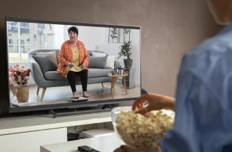 L'image montre Annie Gregorio se massant les pieds avec l'appareil de massage pour la circulation sanguine Revitive