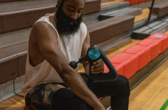 L'image montre James Harden se faire masser avec le pistolet de massage theragun pro aprés une séance d'entrainement de basketball.