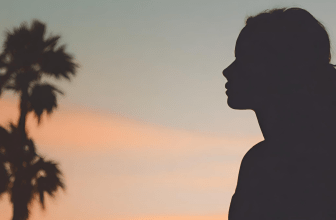 L'image montre la silhouette de Julianne Hough dans un milieu idyllique et relaxant