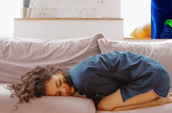 L'image montre une femme souffrir du mal du ventre