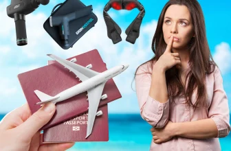 Une femme pensive entourée d'images de voyage incluant des appareils de massage portables, un avion miniature posé sur des passeports et un ciel bleu avec des nuages en arrière-plan.