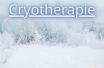 Paysage hivernal avec des arbres enneigés et le texte 'Cryothérapie' en grandes lettres bleues claires superposées en haut, évoquant le thème du froid utilisé en traitement par cryothérapie.