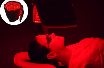 Une personne allongée sous une lampe à LED infrarouge pour le visage, avec des lunettes de protection, enveloppée dans une serviette rouge, à côté d'une image circulaire montrant un coussin thérapeutique LED infrarouge pour le corps.