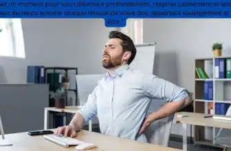 Un homme d'affaires semble souffrir d'une douleur au dos en se tenant la région lombaire tout en se penchant en arrière sur sa chaise de bureau. Il ferme les yeux et grimace de douleur, indiquant qu'il pourrait avoir besoin d'un moment de relaxation ou d'un massage pour soulager sa tension. Il se trouve dans un bureau bien éclairé avec un ordinateur de bureau, un clavier, une souris et des étagères organisées en arrière-plan.