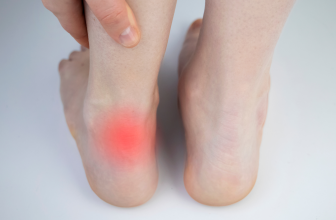 Tendon d'Achille gonflé avec rougeur, démontrant une inflammation, et une illustration des structures internes du pied