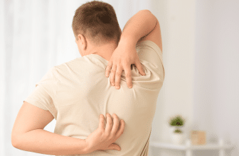 L'image montre un homme avec des démangeaisons dorsales