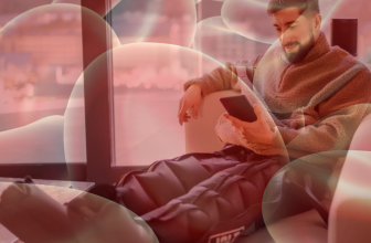 Homme utilisant un appareil de massage pour jambes afin d'améliorer la circulation sanguine, assis confortablement dans un fauteuil