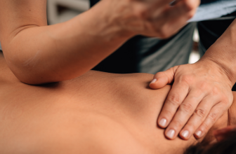 L'image montre Massage deep tissue avec appareil électrique : technique et bienfaits