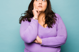 Une femme en surpoids pense à un Traitement Naturel du Lipœdème